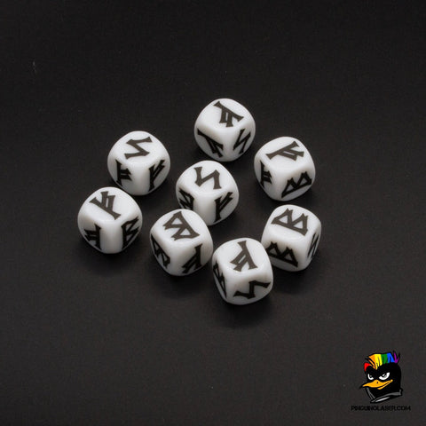 Foto de conjunto de 8 dados blancos con runas en color negro.