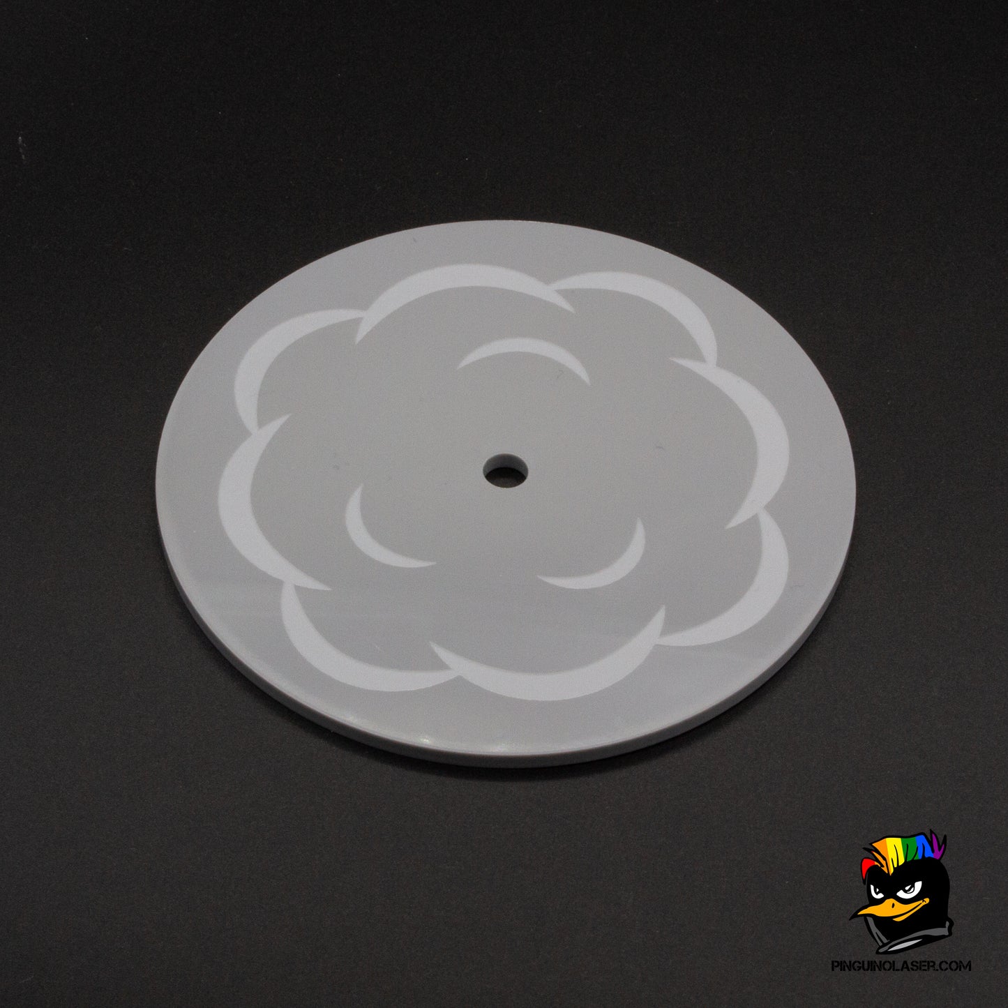 Foto plantilla de humo en metacrilato gris sólido. Tiene forma redonda y grabado de nube de humo.