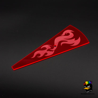 Foto plantilla lanzallamas en metacrilato rojo translúcido con grabado de llamas.