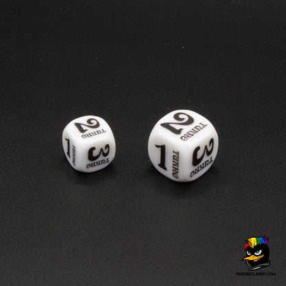Dados marca turnos color blanco. Tienen los números del 1 al 6 en tamaño grande y al lado de manera vertical la palabra "turno"