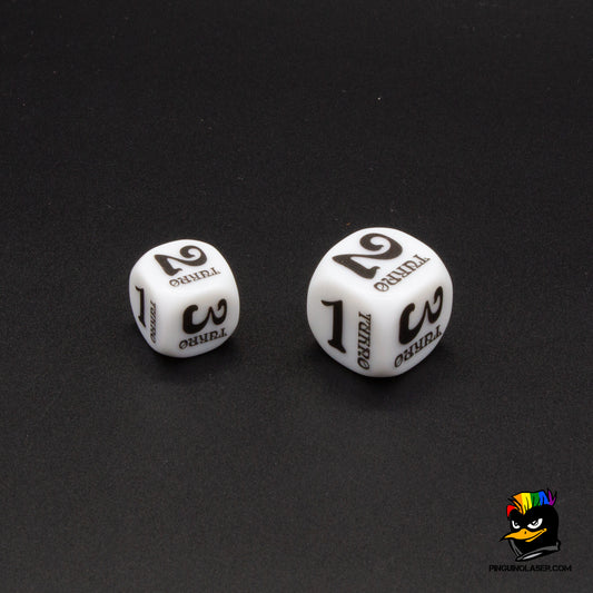 Dados marca turnos color blanco. Tienen los números del 1 al 6 en tamaño grande y al lado de manera vertical la palabra "turno"