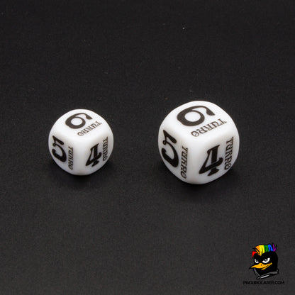 Dados marca turnos color blanco. Tienen los números del 1 al 6 en tamaño grande y al lado de manera vertical la palabra "turno"