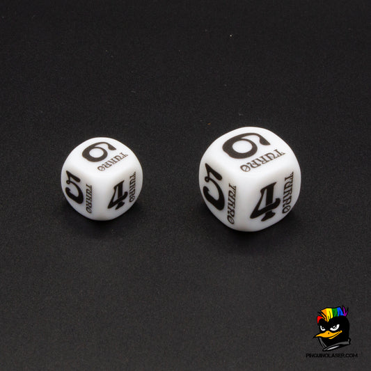 Dados marca turnos color blanco. Tienen los números del 1 al 6 en tamaño grande y al lado de manera vertical la palabra "turno"