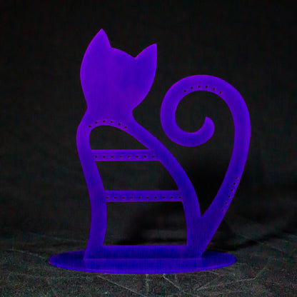 Joyero expositor en color morado con forma degato de espaldas con la cola levantada y enrollada sobre sí misma. Tiene agujeros para pendientes en la zona del cuerpo, la parte alta de la cola y un lateral de ésta.