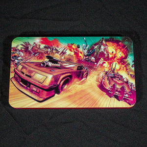 Imagen con bandeja porta reglas Gaslands con una ilustración inspirada en Mad Max con coches a toda velocidad por la carretera.