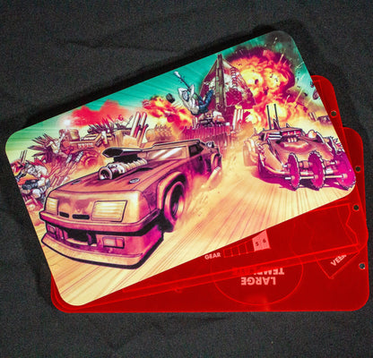 Imagen de bandeja porta reglas Gaslands medio abierta dejando ver los dos niveles. Tapa de la bandeja decorada con ilustración inspirada en Mad Max