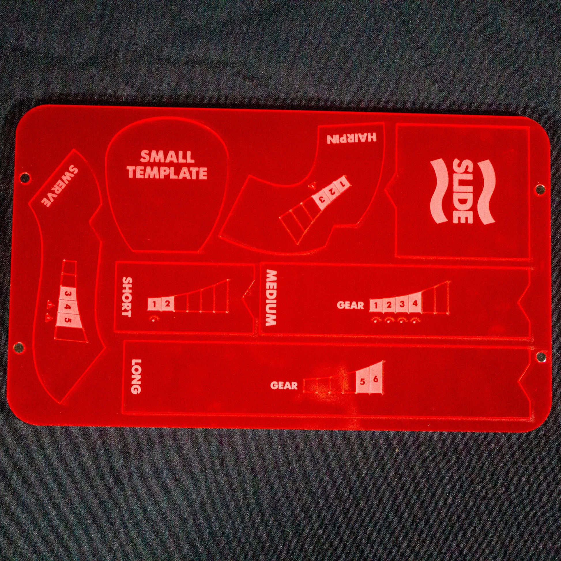 Foto del segundo nivel de la bandeja porta reglas de Gaslands con siete de las plantillas: swerve, small template, harpin, slide, short, medium, long