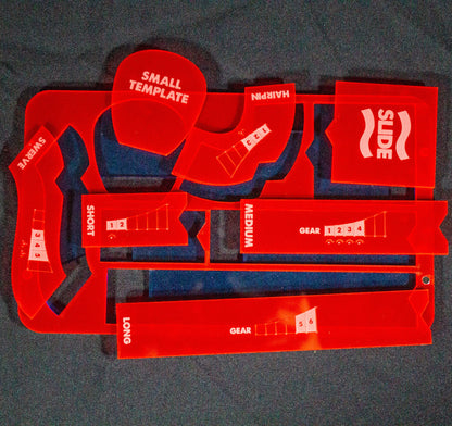 Foto del segundo nivel de la bandeja porta reglas de Gaslands con siete de las plantillas: swerve, small template, harpin, slide, short, medium, long